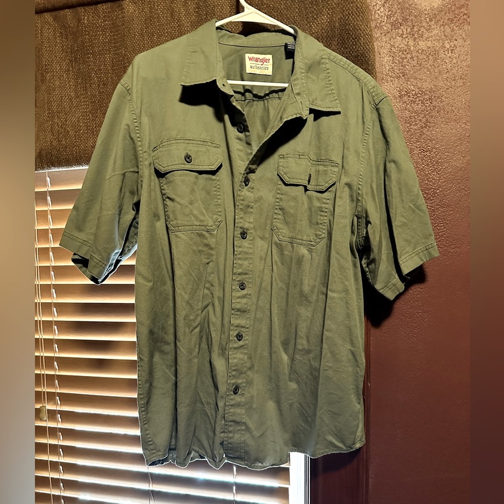 Men’s Wrangler button down short sleeve shirt
